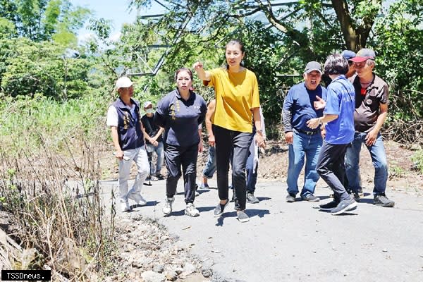 縣長許淑華與國姓鄉邱美玲等會勘多處需改善的道路及邊坡護岸。（圖：南投縣府提供）