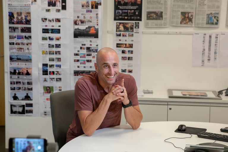 Manu Ginóbili estuvo charlando más de 35 minutos con los periodistas de La Nación