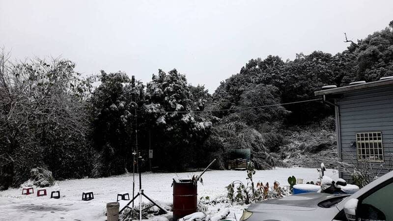 新北烏來山區今天清晨降雪。（中央社／民眾提供）