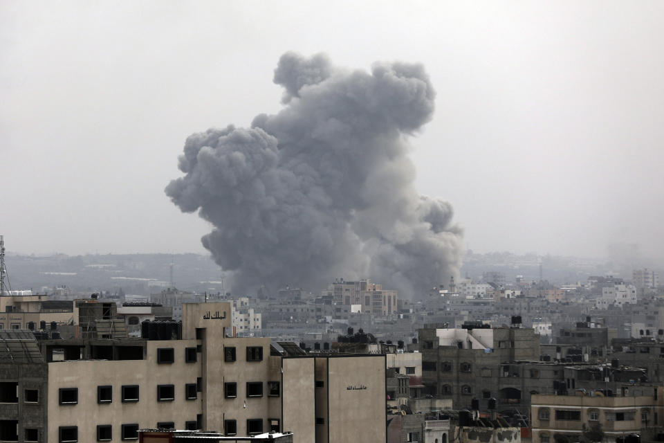Una nube de humo se eleva tras un bombardeo israelí el domingo 29 de octubre de 2023, en la ciudad de Gaza. (AP Foto/Abed Khaled)