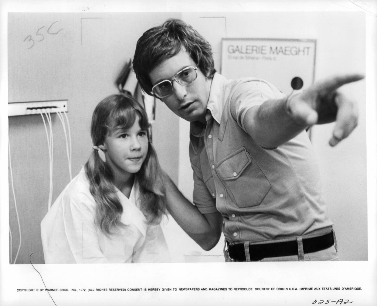 Linda Blair y el director William Friedkin en el set del Exorcista en 1973. (Photo by Warner Brothers/Getty Images)