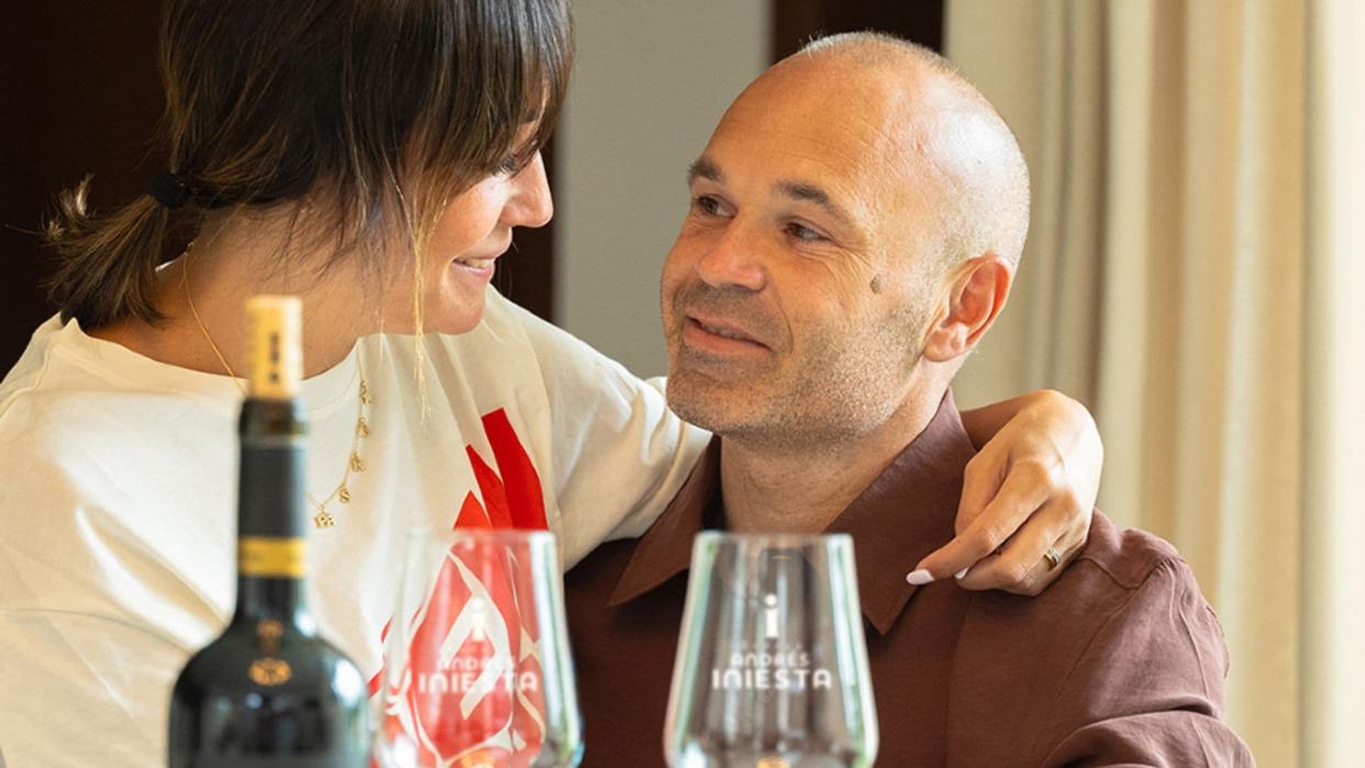 Andrés Iniesta y su mujer en Bodega Andrés Iniesta, Albacete