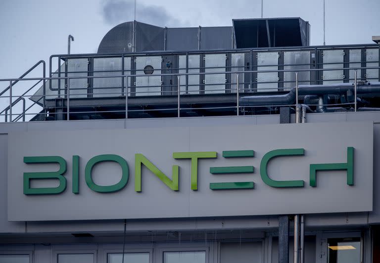 En imagen de archivo del sábado 13 de febrero de 2021, el logo de la compañía farmacéutica alemana BioNTech luce en el edificio donde la producción de la vacuna contra el COVID-19 ha iniciado, en Marburgo, Alemania