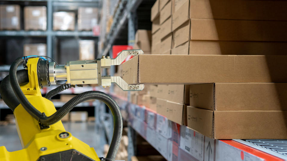 Many logistics and e-commerce warehouses are now using robots from multiple companies, which has given rise to the need for multi-agent orchestration software. (Photo: Shutterstock)
