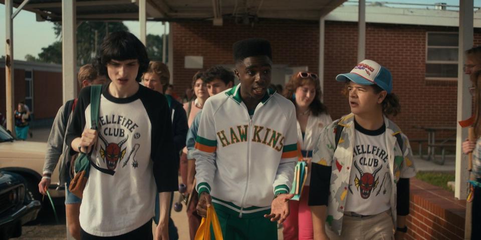 Die Freunde Mike (Finn Wolfhard, links), Lucas (Caleb McLaughlin, Mitte) und Dustin (Gaten Matarazzo) müssen ihr Heimatstädtchen Hawkins einmal mehr retten.  (Bild: Courtesy of Netflix © 2022)