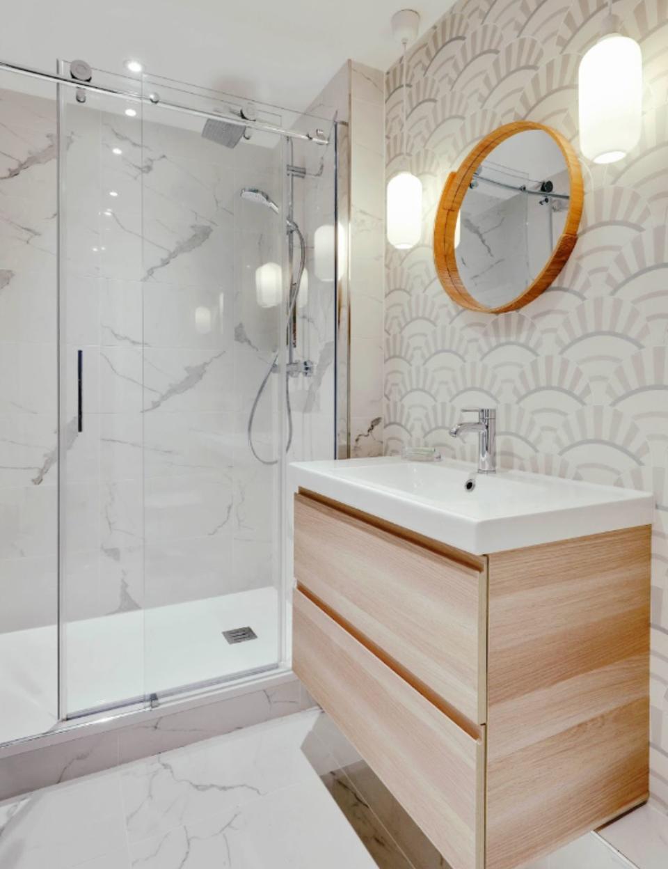 Une salle de bains en marbre chic et moderne