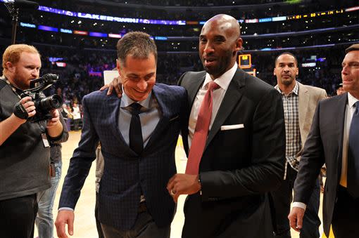 Kobe Bryant和他的經紀人、現任湖人總管Rob Pelinka（左）。（圖／翻攝自推特）