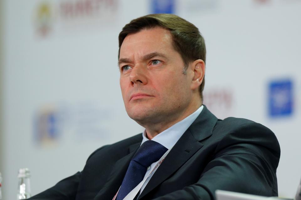 <p>El hombre más rico de Rusia es Alexey Mordashov, que en la lista de Forbes aparece en el puesto 51. Junto a su familia, posee un patrimonio de 25,9 mil millones de euros. Este empresario es el accionista mayoritario de la siderúrgica Severstal, compañía que también dirigió hasta 2015. Tiene igualmente participaciones en TUI Group, una de las empresas de turismo más grandes del mundo, y en el fabricante de equipos eléctricos Power Machines. (Foto: Sefa Karacan / Anadolu Agency / Getty Images).</p> 