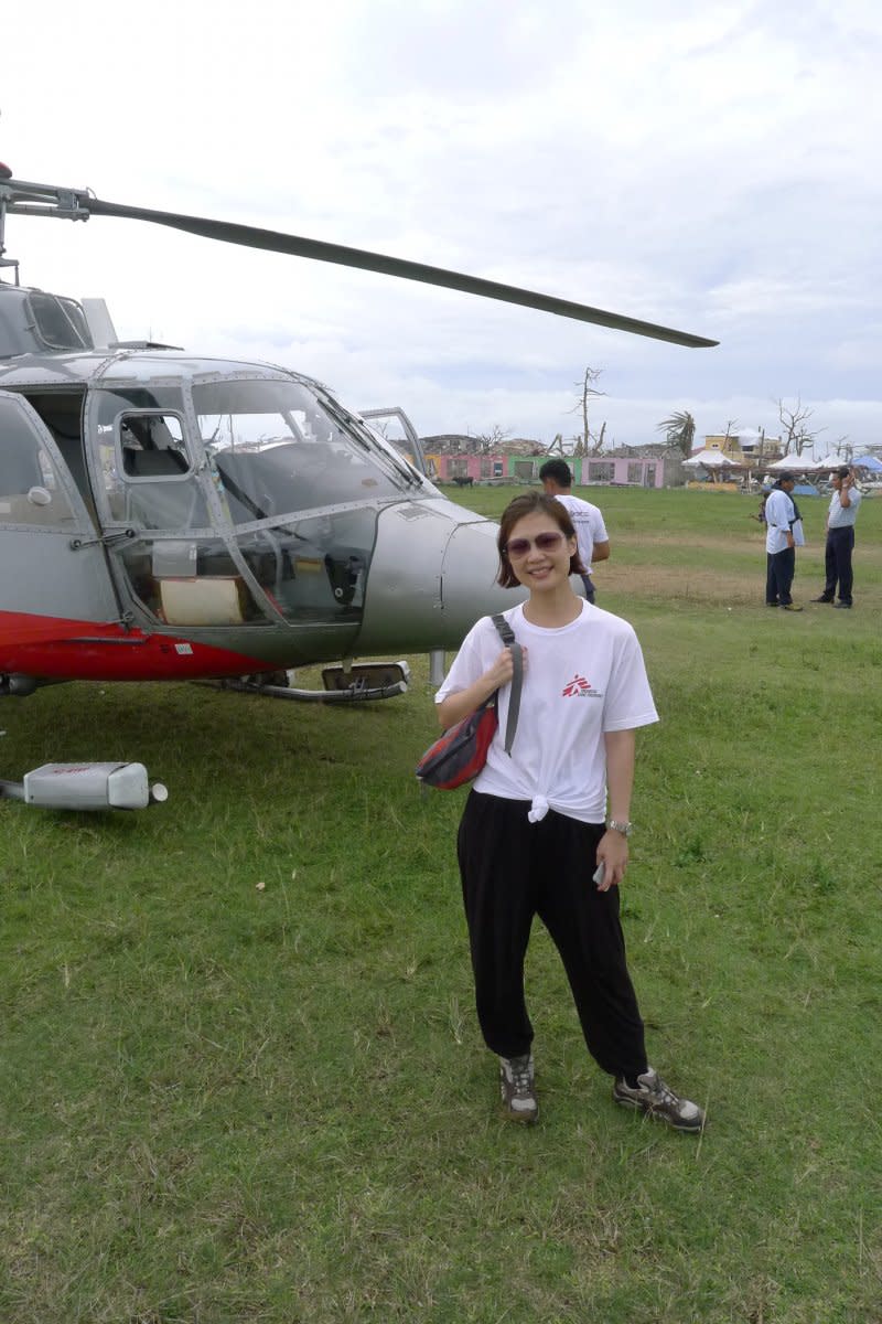 蔡明欣在菲律賓海燕風災的緊急任務中幫忙救援人員安排直升機前往災區前線。（江玟攝）