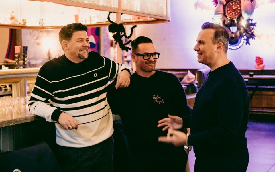 "Best-Friends-Edition" bei "Kitchen Impossible": Tim Mälzer (links) kocht gegen Hans Neuner und Tim Raue (rechts). (Bild: RTL / Hendrik Lüders)