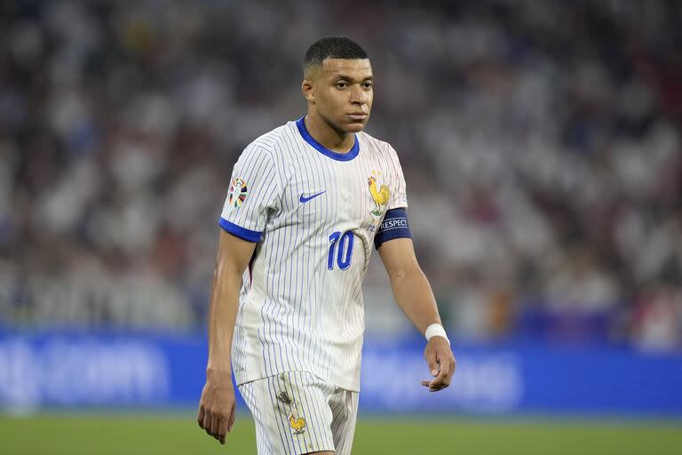 Kylian Mbappé se fue derrotado de la Eurocopa, con una versión de sí muy inferior a la habitual; sí tuvo el gusto de evitar que la derecha política accediera al poder ejecutivo francés.