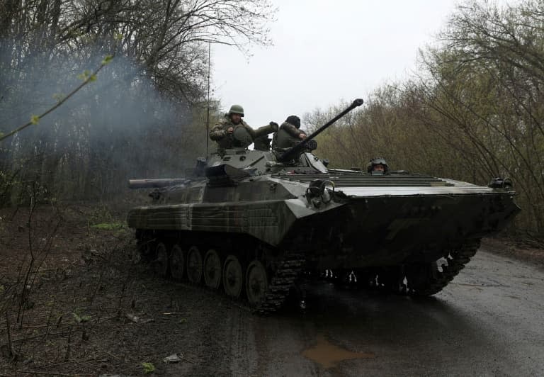 Un blindé ukrainien près de la ligne de front dans le district d'Izioum en Ukraine, le 18 avril 2022
 - Anatolii Stepanov © 2019 AFP