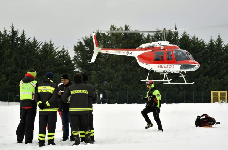 Firefighters join the rescue operation on January 20, 2017 near the village of Penne, in earthquake-ravaged central Italy, after an avalanche engulfed the Rigopiano mountain hotel in nearby Farindola