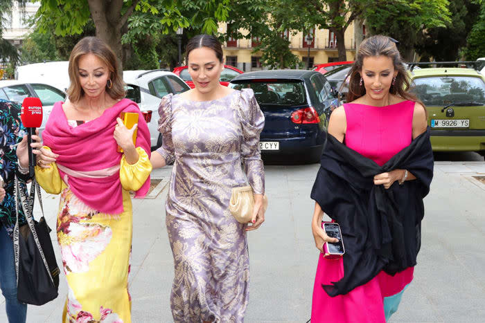 Isabel Preysler, Tamara Falcó y Ana Boyer en la entrada de la iglesia