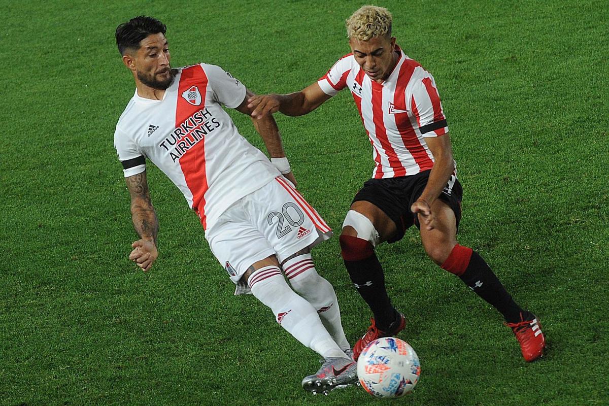 Ayrton Lucas of Flamengo heads the ball against Matias Rojas of