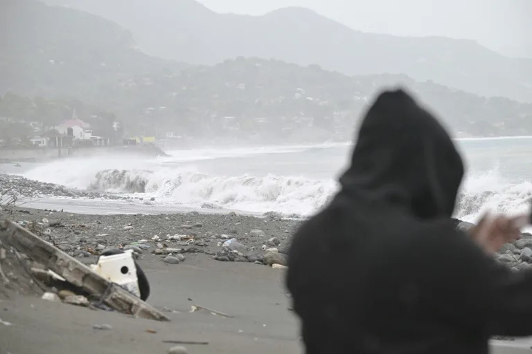 Una persona observa las olas que llegan a una playa de Kingston antes de la llegada del huracán Beryl, el 3 de julio de 2024 en la capital de Jamaica. (Ricardo Makyn)