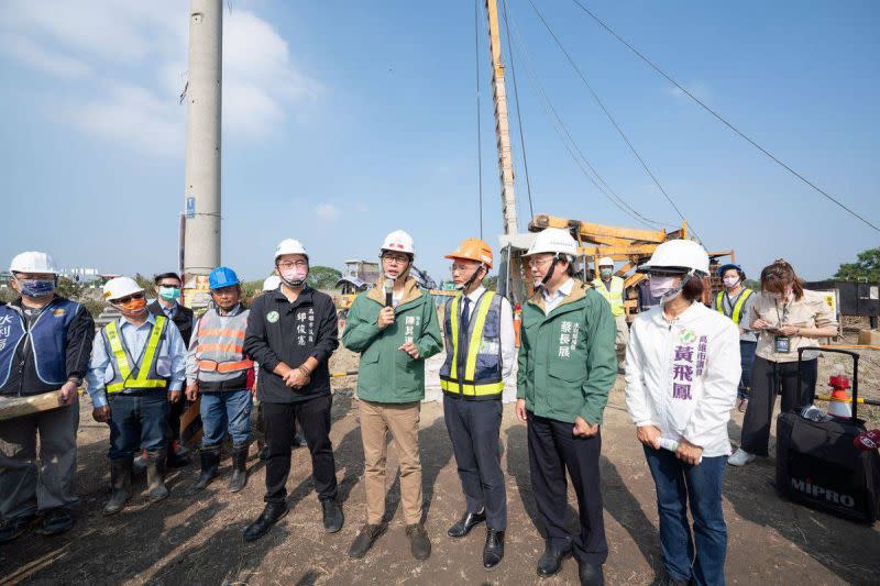 ▲高雄市主要水源高屏溪攔河堰川流量較歷年同期嚴峻，惟目前水情正常，市長陳其邁多次勘查水情，要求相關單位超前部署做好完備的備用水源方案。（圖／高市府提供） 