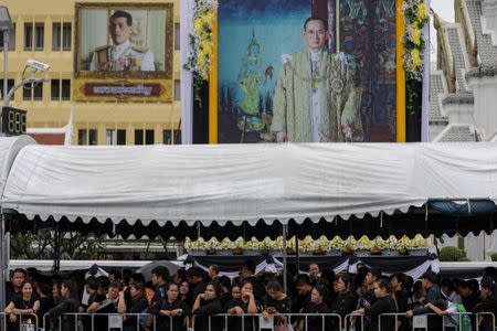 Well-wishers line up to pay respect to the late King Bhumibol Adulyadej near the Grand Palace in Bangkok, Thailand, September 24, 2017. REUTERS/Athit Perawongmetha