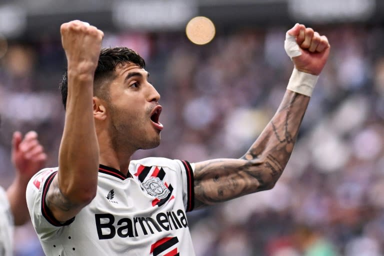 El centrocampista argentino del Bayer Leverkusen Exequiel Palacios celebra uno de los goles en la victoria 5-1 contra el Eintracht en la 32ª jornada de la Bundesliga, en Fráncfort el 5 de mayo de 2024 (Kirill KUDRYAVTSEV)