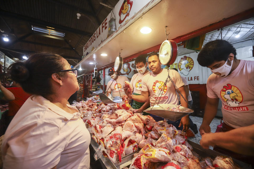 Empleados atienden a sus clientes en un mercado popular en Managua, Nicaragua, el 7 de abril de 2020. Los restaurantes están vacíos, hay poco tráfico en las calles y los bañistas escasean pese a ser Semana Santa aunque el gobierno pidió a los nicaragüenses que sigan con su vida pese a la pandemia de coronavirus. (AP Foto/Alfredo Zúñiga)