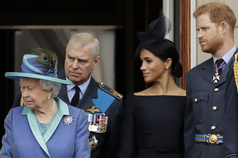 La reina Isabel II de Gran Bretaña, el príncipe Andrés, Meghan la duquesa de Sussex y el príncipe Harry en el balcón del Palacio de Buckingham en Londres, el 10 de julio de 2018