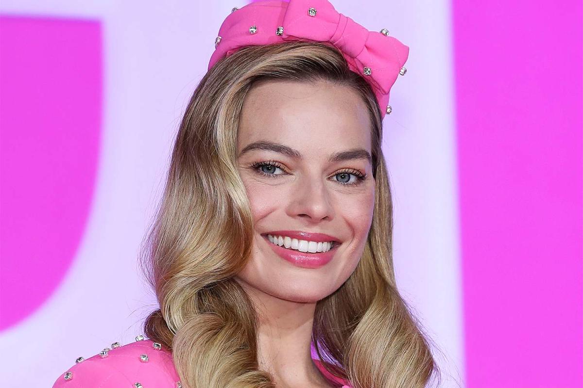 Margot Robbie Sparkled in Nearly 380 Carats of Diamonds at the