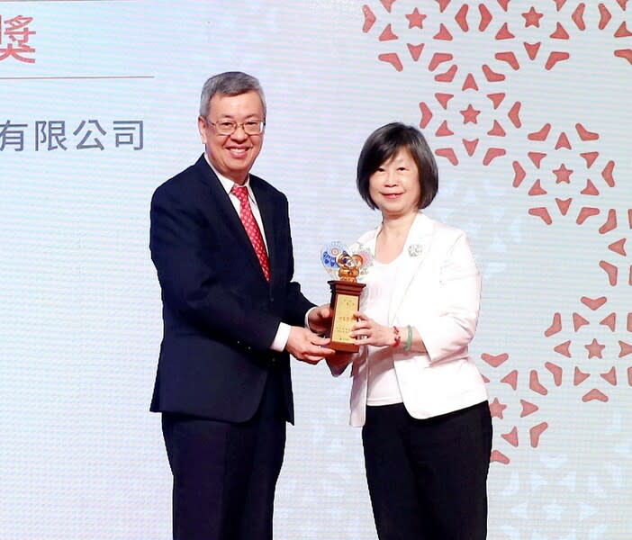 行政院長陳建仁（左）頒發「評審團獎」，由台新金融控股股份有限公司獲獎。（主辦單位提供）
