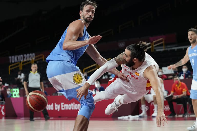 Ricky Rubio disputa el balón con Marcos Delia