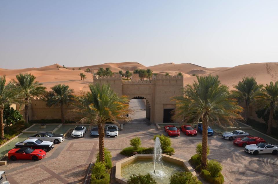 El hotel que parece un hermoso espejismo en medio del desierto