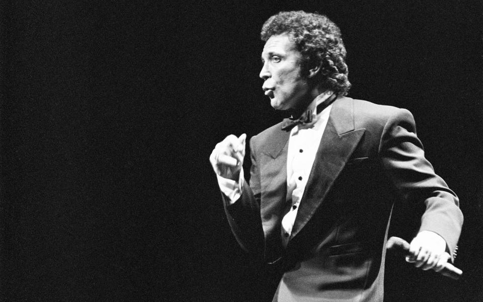 Tom Jones musste im Lauf der Jahre zwar manchen persönlich Verlust hinnehmen, aber als Entertainment-Vollprofi ließ er es nie zu, dass seine Karriere darunter leidet. Jederzeit bereit für eine großartige Show: Tom Jones in Liverpool, Mai 1987. (Bild: Mirrorpix/Getty Images/Wright)