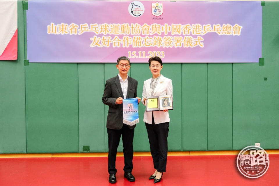 中國香港乒乓總會主席余國樑（左）與山東省副省長王桂英（右）向對方致送紀念品。