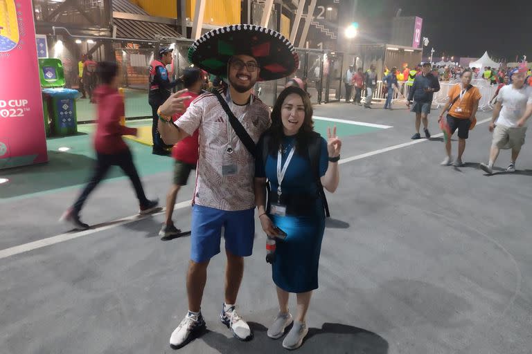 Jorge de la Vega y Adriana Loreto, mexicanos en el estadio 974: "Un argentino me gritó groserías, pero la mayoría se porta muy bien", dice ella