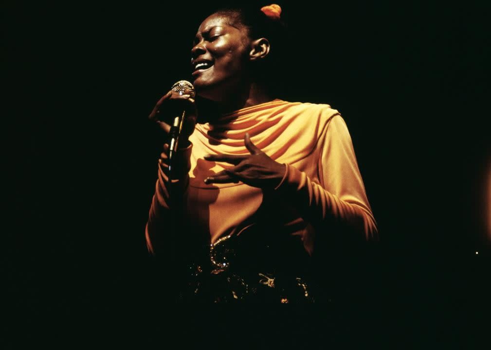 Dionne Warwick performs live on stage at the Wollman Rink.