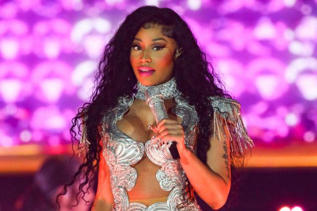 See Nicki Minaj's under-boobs flash everyone is talking about