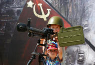 <p>Children play with a Soviet-era machine gun during the International Army Games 2018, in Alabino outside Moscow, Russia, July 28, 2018. (Photo: Sergei Karpukhin/Reuters) </p>