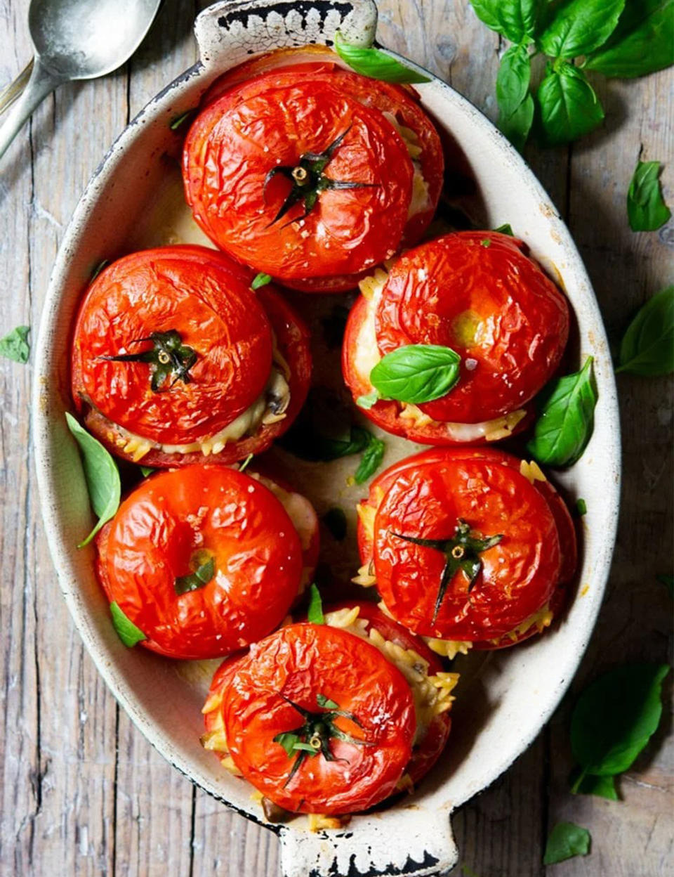 Tomates farcies aux pâtes et champignons