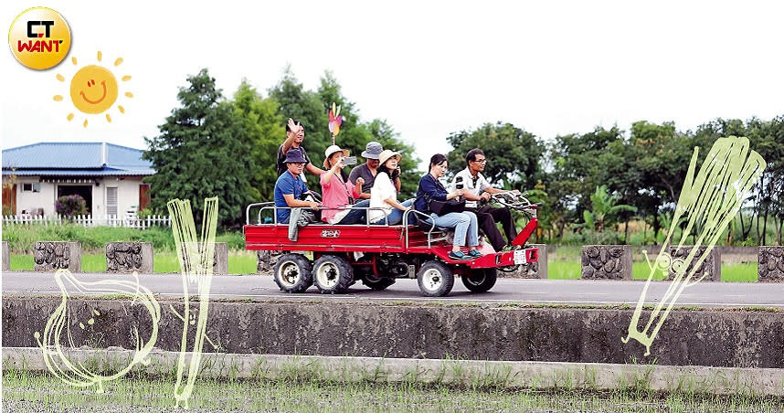 宜蘭三星鄉蔥綠有機農場遊程，搭農務車悠哉穿行田園風光。（圖／于魯光攝）
