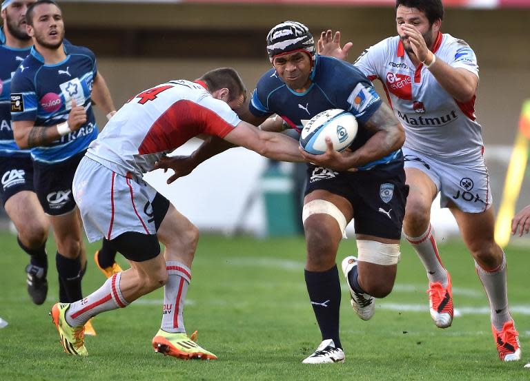 Montpellier's flanker Akapusi Qera (C) runs with the ball during the French Top 14 rugby union match between Montpellier and Lyon on March 28, 2015 in Montpellier, France