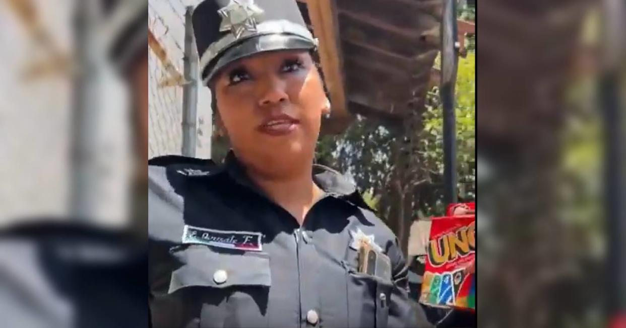 Policías del Edomex detienen a jóvenes por jugar UNO en la vía pública. Foto: captura de video X vía @RuidoEnLaRed