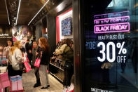 La gente compra durante el "Black Friday" en el Roosevelt Field Mall en Garden City, Nueva York, EEUU, 23 de noviembre de 2018. REUTERS/Shannon Stapleton