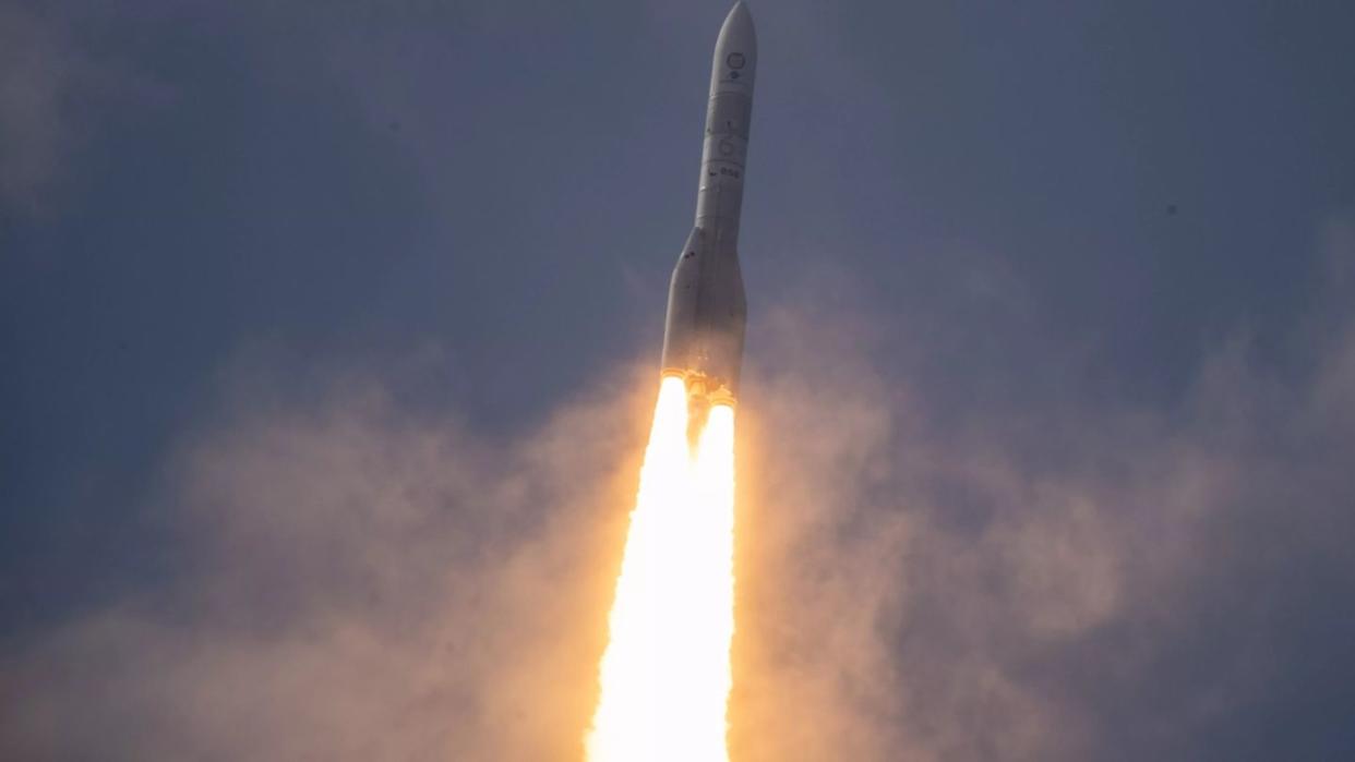 Auf ihren Start war lange hingefiebert worden. Nun ist die europäische Rakete Ariane 6 erstmals ins All geflogen. (Bild: dpa)