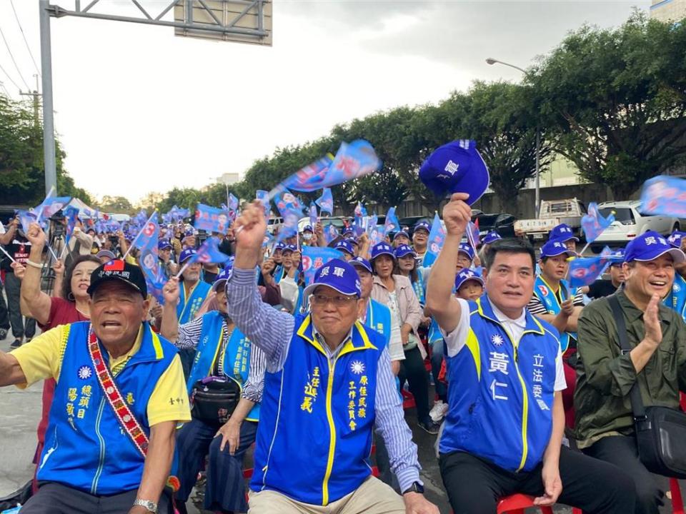 市議員參選人吳軍今日舉辦造勢大會，族人也在現場高喊「凍蒜！」展現他們對吳軍的熱情支持。圖／曾麗芳