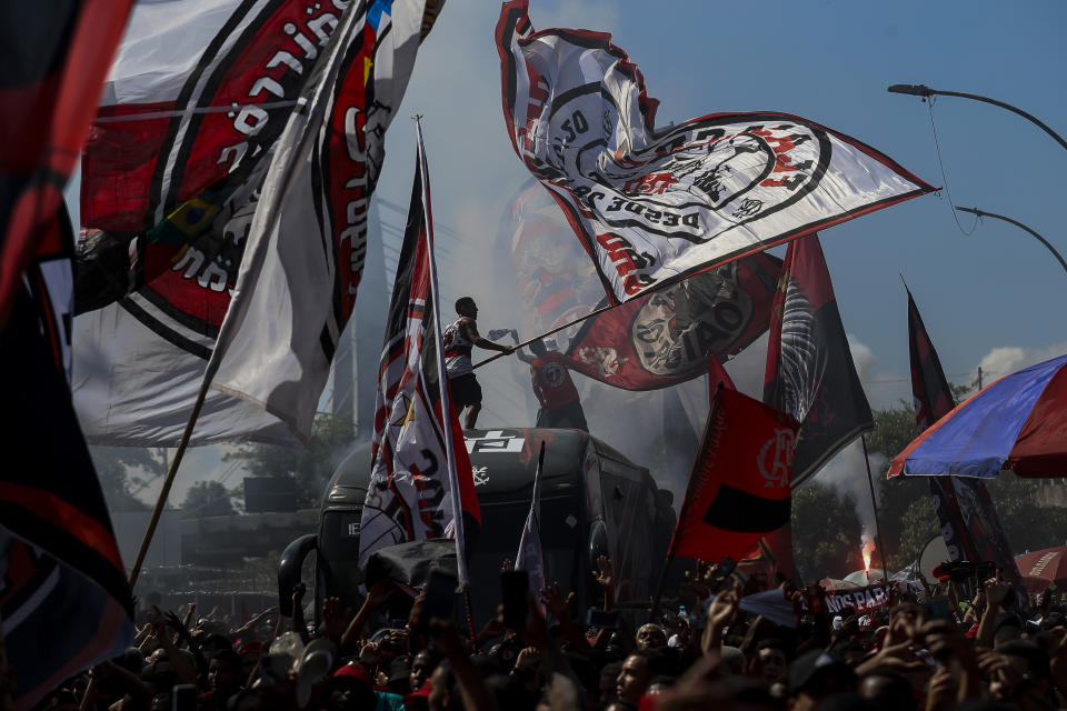 Flamengo soccer fans see their team off as it arrives by bus to the international airport to fly to Ecuador for the Copa Libertadores final, in Rio de Janeiro, Brazil, Wednesday, Oct. 26, 2022. Flamengo will face Athletico Paranaense in Guayaquil, Ecuador. (AP Photo/Bruna Prado)