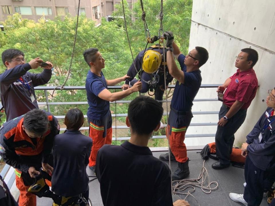 《圖說》學員至特搜大隊及海山分隊親身體驗執行救災救護及搜救工作情境。〈消防局政風室提供〉