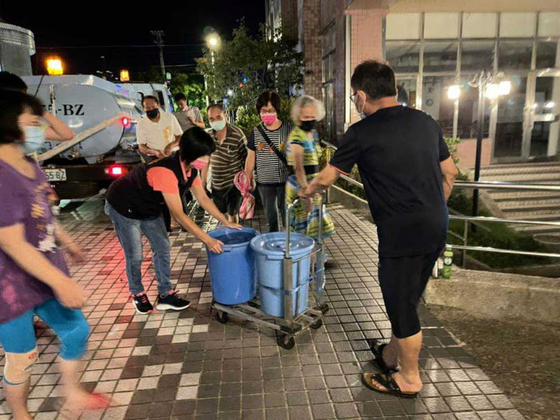 基隆市信義區深澳坑一帶地勢較高社區，近日陸續發生無預警停水，居民怨聲載道。（圖／張志康攝）