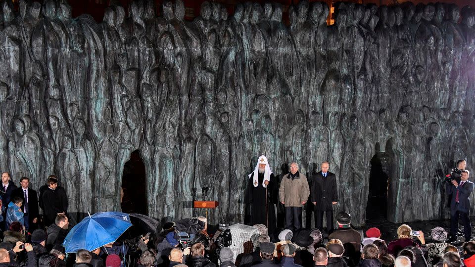 Russian President Vladimir Putin (right) at a ceremony unveiling the country's first national memorial to victims of Soviet-era political repressions called: "The Wall of Grief" in Moscow, October 30, 2017. - Alexander Nemenov/Reuters