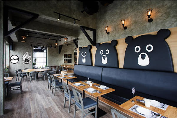 呆萌的小熊，為工廠風格的餐廳增添幾分童趣。（圖片來源／Villa De Bear）