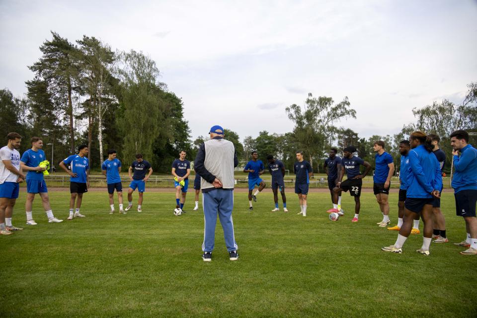 Makkabi Berlin coach Wolfgang Sandhowe addresses his players during training in Berlin, Germany, Tuesday, May 21, 2024. Makkabi became the first Jewish club to play in the German Cup and it's bidding to reach the competition again on Saturday, May 25, when it plays Victoria Berlin in the Berlin Cup final. (AP Photo/Ciaran Fahey)