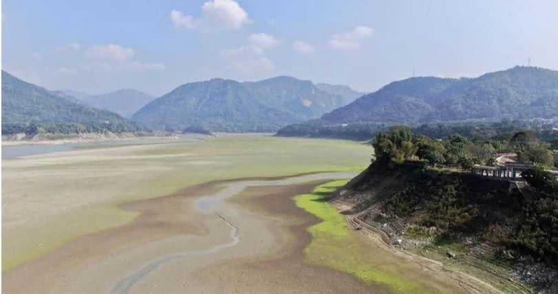 中南部遲遲不下雨水情嚴峻，中央氣象局長鄭明典表示，是因南海高壓導致台灣對流無法發展，降雨也減少(圖為曾文水庫)。   圖：攝影師呂竑毅／提供