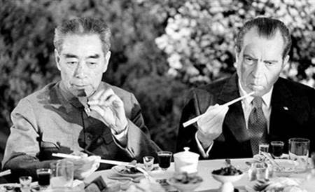 周恩來以國宴款待來訪的美國總統尼克森，尼克森很熟練地展示練習了半年用筷子吃飯的技巧。（圖／網路）
